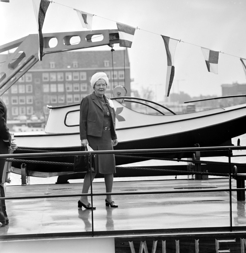 Koningin Juliana bezoekt in Rotterdam binnenschepen t.g.v. jubileum Schippersvereniging Schuttevaer, Bestanddeelnr 927-1462