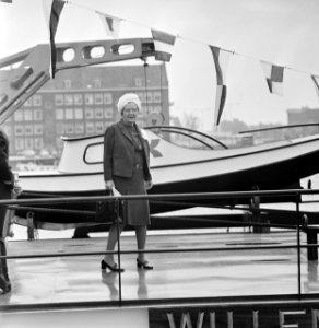 Koningin Juliana bezoekt in Rotterdam binnenschepen t.g.v. jubileum Schippersvereniging Schuttevaer, Bestanddeelnr 927-1462