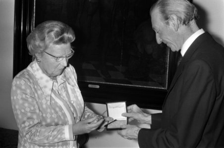 Koningin Juliana ontvangt Kurt Waldheim, de secretaris generaal van de Verenigde, Bestanddeelnr 927-3130