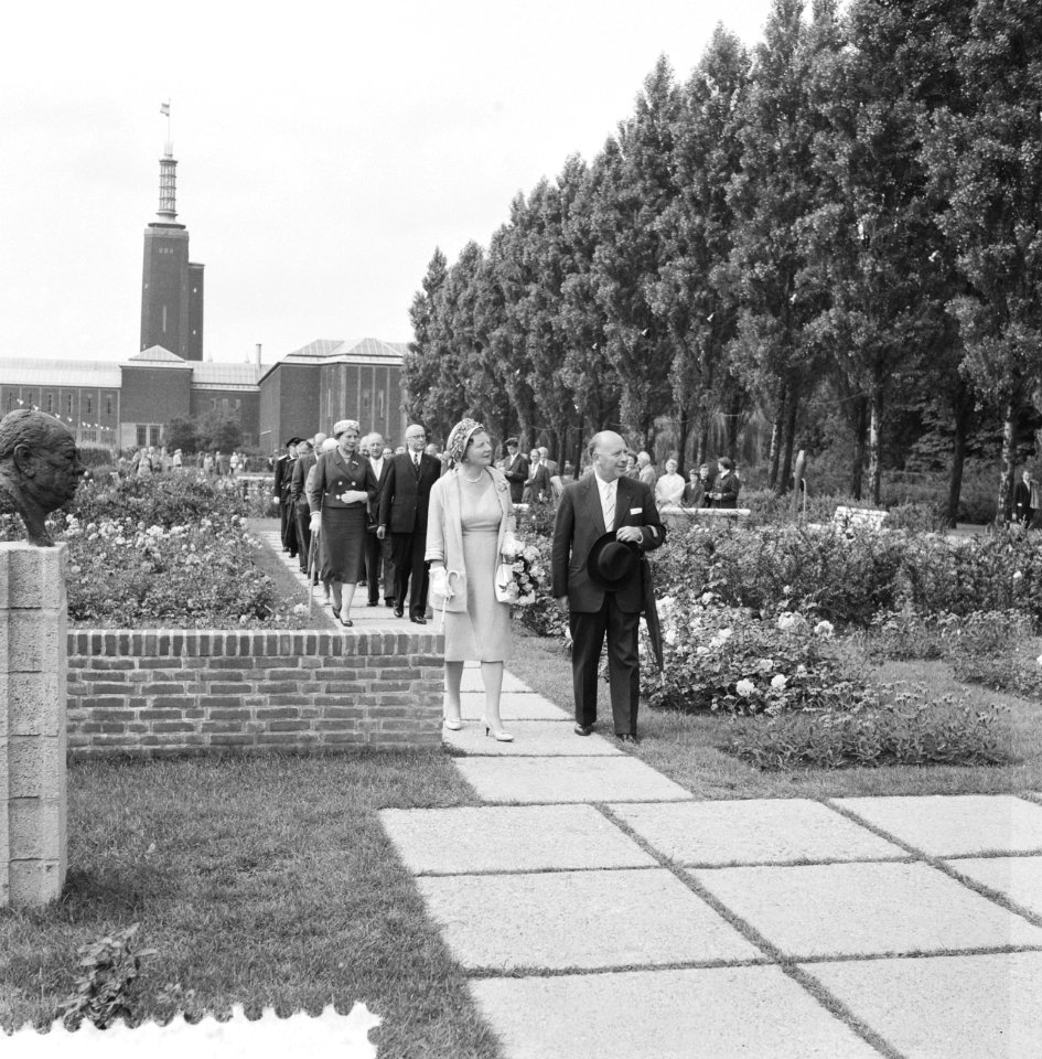 Koningin Juliana op de Floriade in Rotterdam Op de achtergrond museum Boijmans , Bestanddeelnr 911-4393
