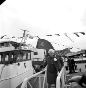 Koningin Juliana bezoekt in Rotterdam binnenschepen t.g.v. jubileum Schippersvereniging Schuttevaer, Bestanddeelnr 927-1460