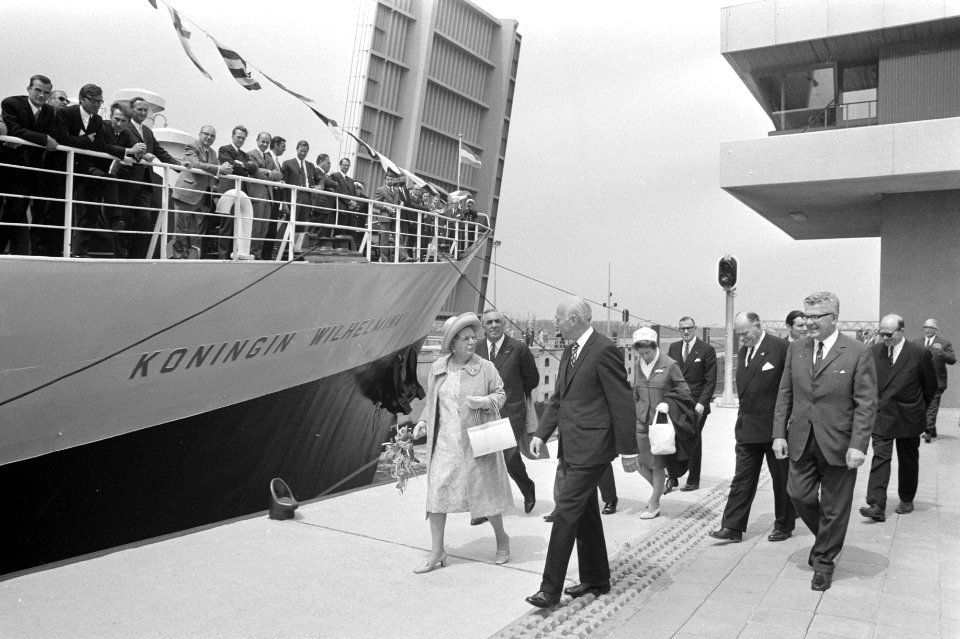 Koningin Juliana op weg naar de Koningin Wilhelmina in gezelschap van minister, Bestanddeelnr 924-6396