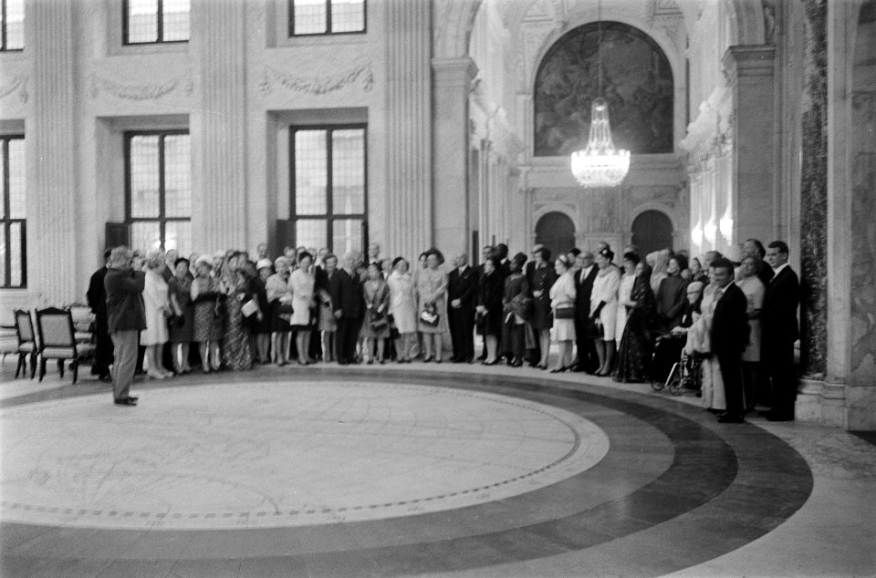 Koningin Juliana ontvangt in het Paleis op de Dam een groep deelnemers aan het I, Bestanddeelnr 922-8811