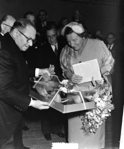 Koningin Juliana ontvangt een cadeau, Bestanddeelnr 905-8960