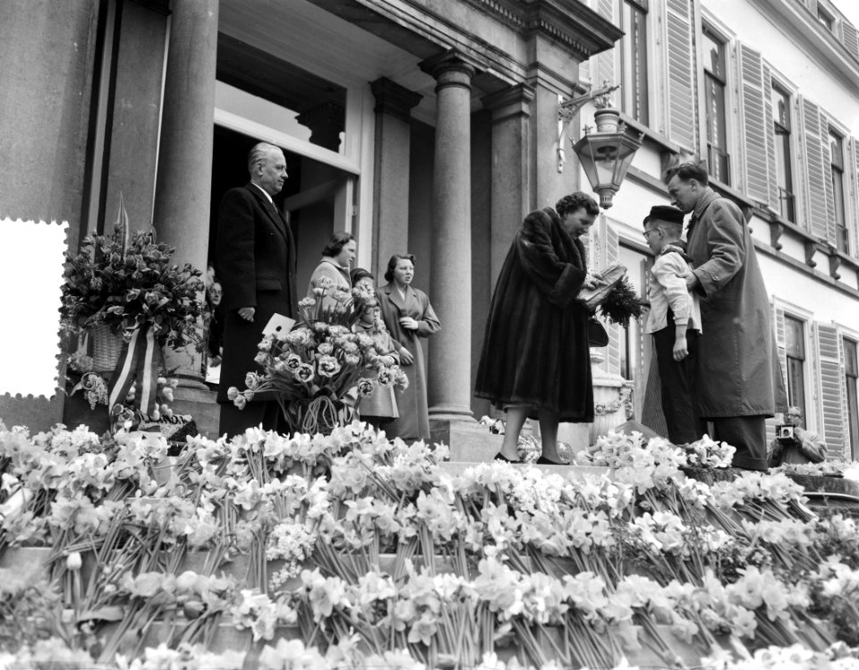 Koningin Juliana ontvangt felicitaties en bloemen, Bestanddeelnr 907-7263