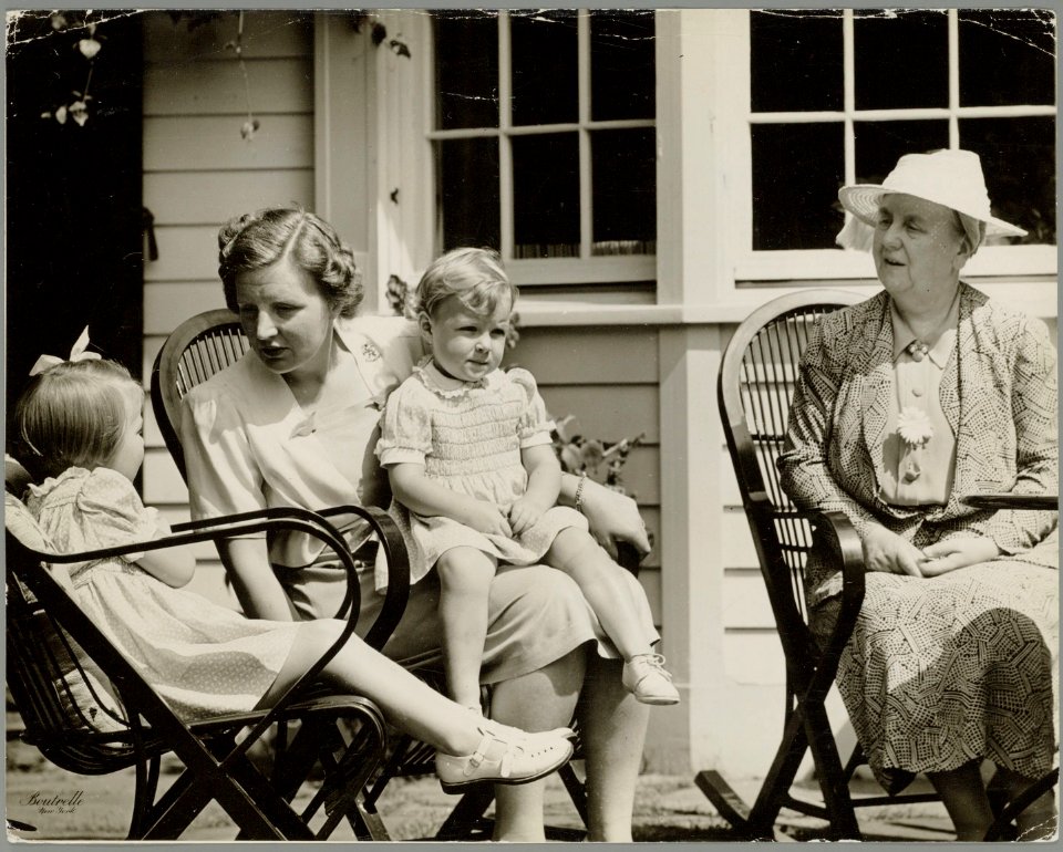 Koningin Wilhelmina met haar dochter prinses Juliana en haar kleindochters prins, Bestanddeelnr 012-0117