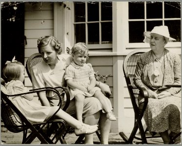 Koningin Wilhelmina met haar dochter prinses Juliana en haar kleindochters prins, Bestanddeelnr 012-0117