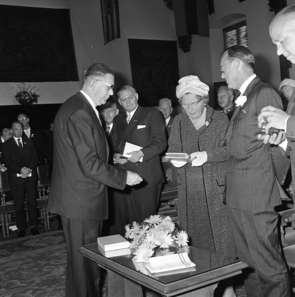 Koningin Juliana ontvangt een boek en prins Bernhard een speciale penning, Bestanddeelnr 917-8942