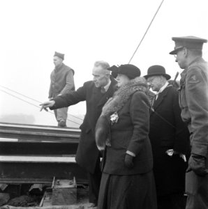 Koningin Wilhelmina krijgt uitleg van ir. Van de Velde van Rijkswaterstaat bij d, Bestanddeelnr 900-4052