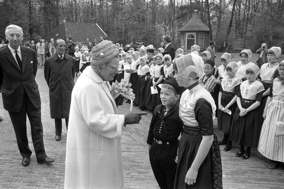 Koningin Juliana bezoekt Gelderland, koningin Juliana krijgt bloemen van kindere, Bestanddeelnr 926-3995