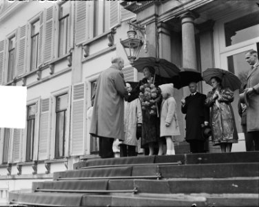 Koningin Juliana ontvangt bloemen en felicitaties in stromende regen, Bestanddeelnr 903-9303