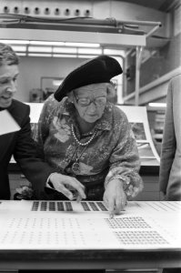 Koningin Juliana bezoekt Fa Joh Enschede in Haarlem koningin Juliana bekijkt , Bestanddeelnr 929-9258
