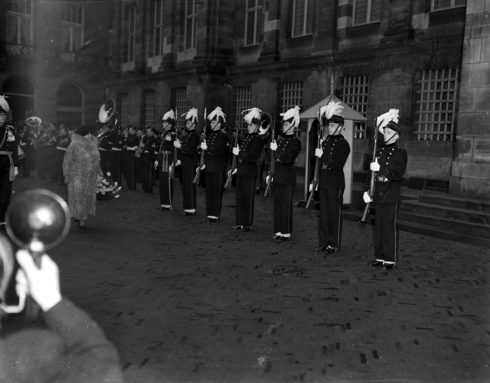Koningin Wilhelmina inspecteert de erewacht bestaande uit leden van de Studente, Bestanddeelnr 901-9792
