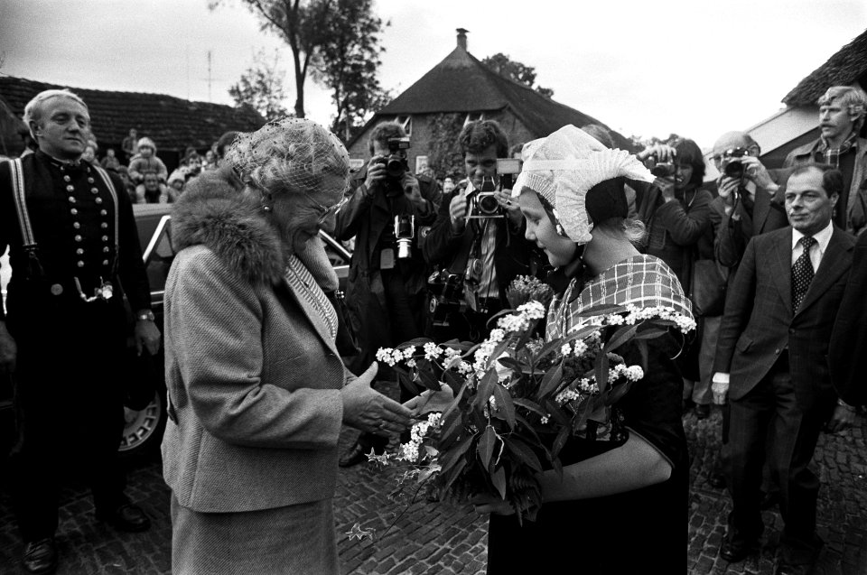 Koningin Juliana ontvangt bloemen van een meisje in klederdracht, Bestanddeelnr 930-4971