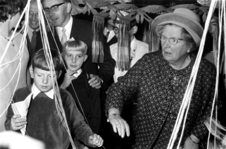 Koningin Juliana bezoekt Gereformeerd Burgerweeshuis Coen Cuserhuis te Haarlem, Bestanddeelnr 922-9224