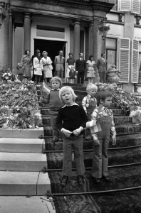 Koninginnedag, defile op Soestdijk, kinderen op paleistrappen, Koninklijke famil, Bestanddeelnr 926-3775