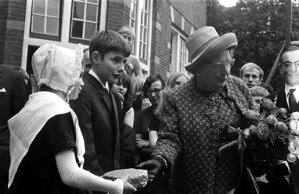 Koningin Juliana bezoekt Gereformeerd Burgerweeshuis Coen Cuserhuis te Haarlem, Bestanddeelnr 922-9229