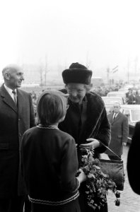 Koningin Juliana ontvangt bloemen bij aankomst, Bestanddeelnr 915-8308
