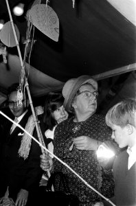 Koningin Juliana bezoekt Gereformeerd Burgerweeshuis Coen Cuserhuis te Haarlem, Bestanddeelnr 922-9222