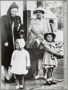 Koningin Wilhelmina met haar dochter prinses Juliana en haar kleindochters prins, Bestanddeelnr 012-0116