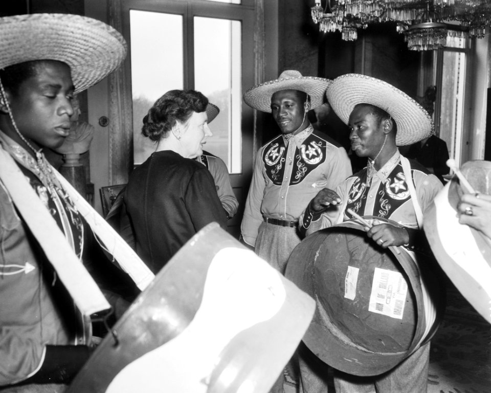 Koningin Juliana ontvangt de 'Golden Rock Steelband' van St Eustatius op paleis, Bestanddeelnr 909-2385