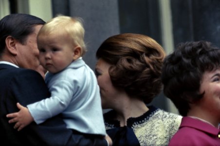 Koninginnedag, bordes Paleis Soestdijk nr. 13 Willem Alexander kijkt over sc, Bestanddeelnr 254-8072