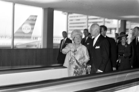 Koningin Juliana nieuwe areaal van Schiphol geopend, Hare Majesteit tijdens rond, Bestanddeelnr 920-2765