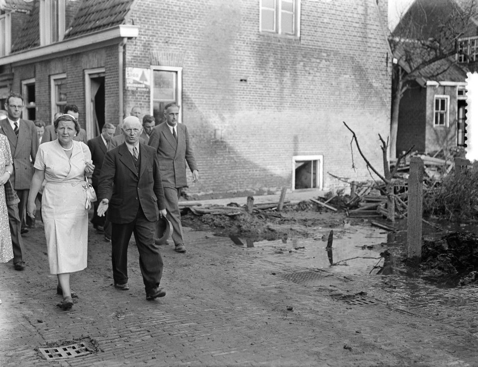 Koningin Juliana op bezoek in het zwaar door de watersnood getroffen dorp Kruini, Bestanddeelnr 905-8758