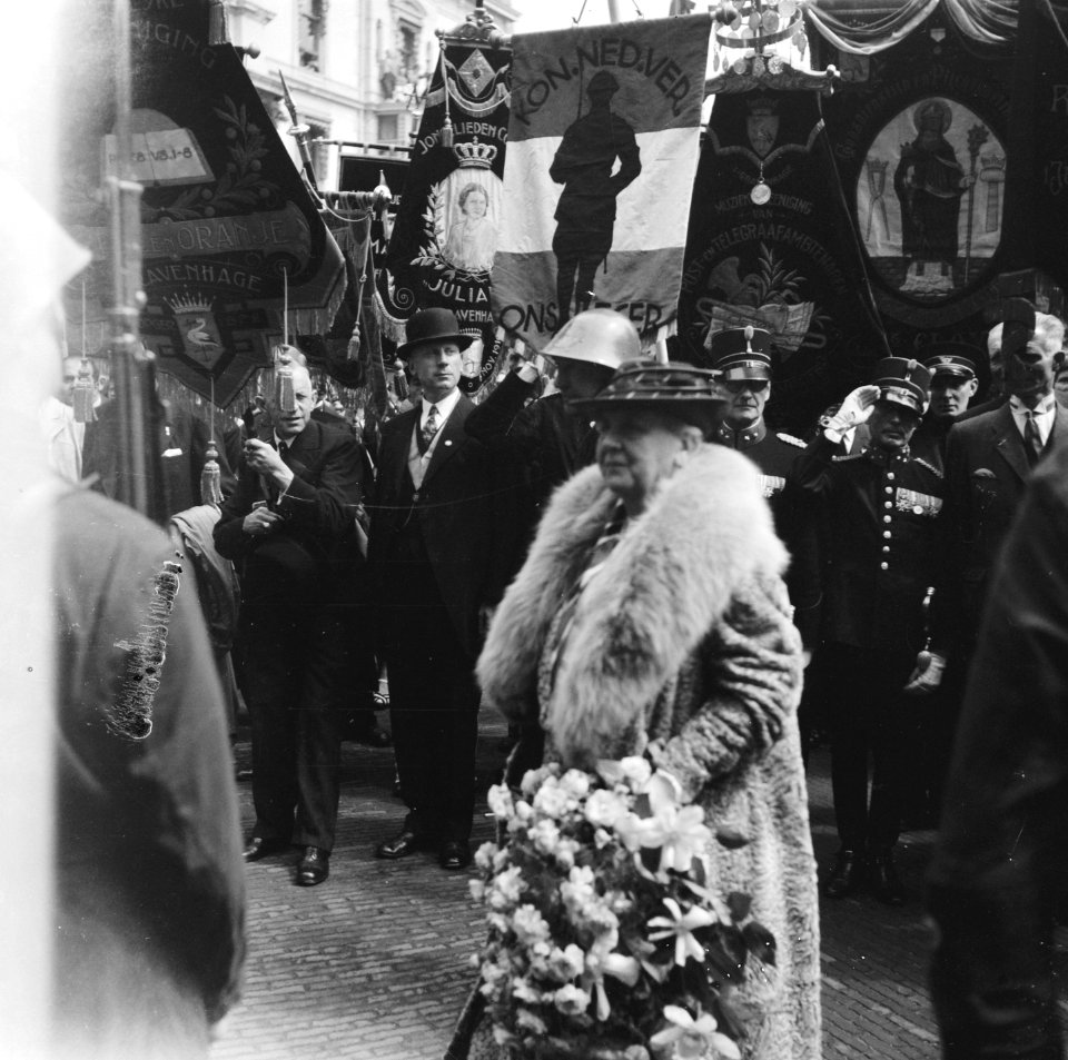 Koningin Wilhelmina loopt langs een erehaag van vaandels van Haagse verenigingen, Bestanddeelnr 900-4999