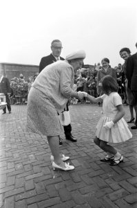 Koningin Juliana bezoekt Zuid-Holland. Hare Majesteit krijgt bloemen aangeboden , Bestanddeelnr 921-3938