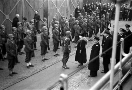 Koningin Wilhelmina inspecteert erewacht, Bestanddeelnr 901-4585