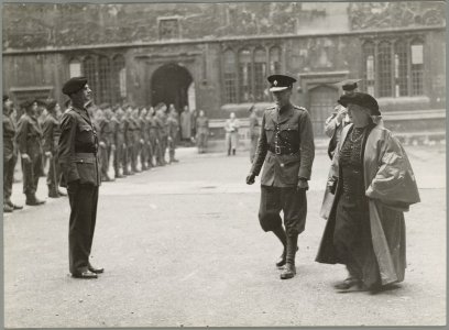 Koningin Wilhelmina inspecteerde tijdens haar de plechtigheid van haar erepromot, Bestanddeelnr 012-0131