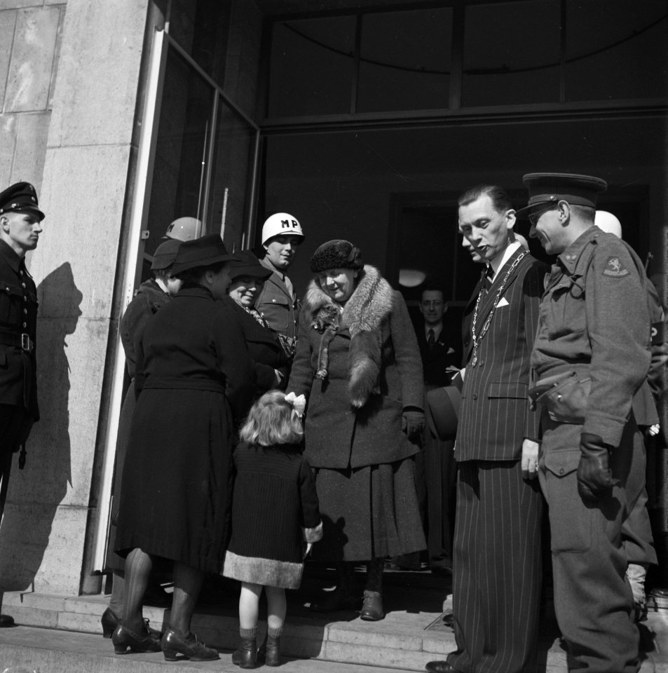 Koningin Wilhelmina spreekt voor het stadhuis van Heerlen met oorlogsslachtoffer, Bestanddeelnr 900-4146