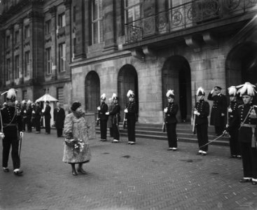 Koningin Wilhelmina inspecteert de erewacht bestaande uit leden Studentenweerba, Bestanddeelnr 902-4798 photo