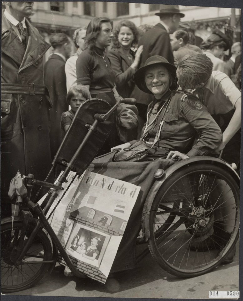 Koningin Wilhelmina terug in Den Haag op paleis Noordeinde. Invalidenwagens, get, Bestanddeelnr 014-0590