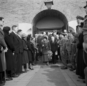 Koningin Wilhelmina luistert naar het Wilhelmus dat door de aanwezigen wordt gez, Bestanddeelnr 900-4117