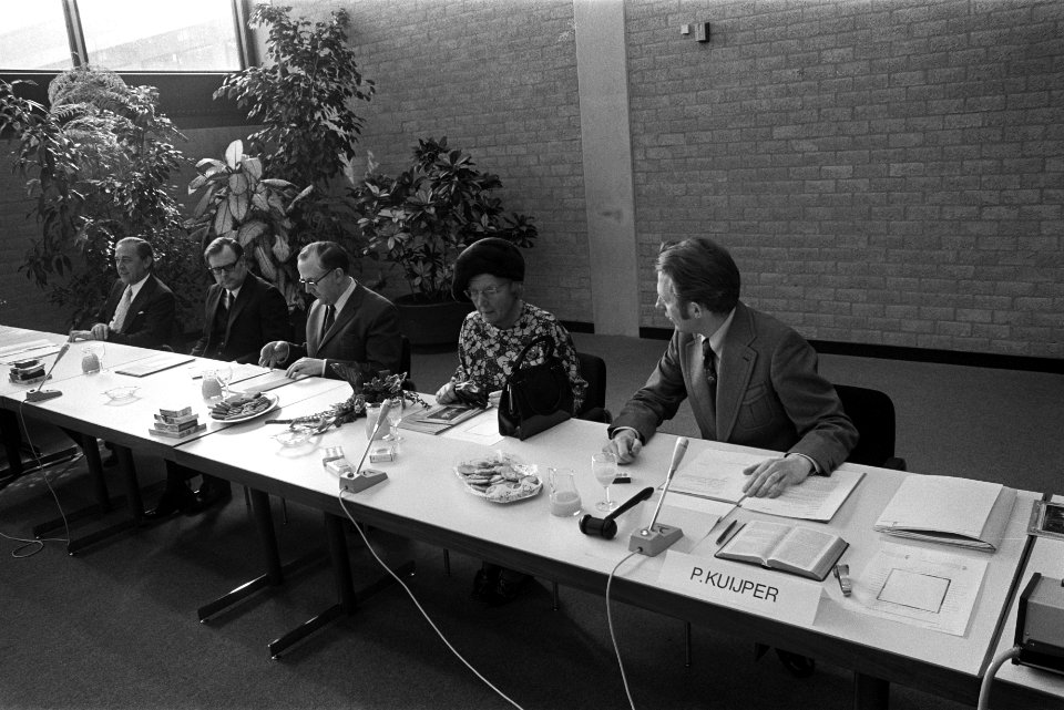 Koningin Juliana bij opening nieuw hoofdgebouw van de Vrije Universiteit te Amst, Bestanddeelnr 926-3426