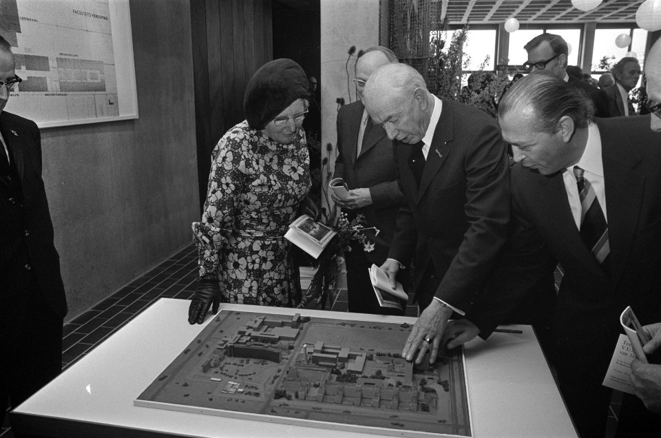 Koningin Juliana bij opening nieuw hoofdgebouw van de Vrije Universiteit te Amst, Bestanddeelnr 926-3423