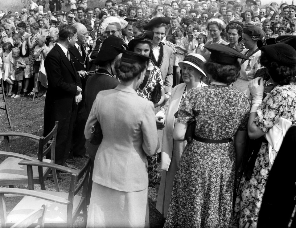 Koningin Wilhelmina in Sluis. In gesprek met vrouwelijke studenten, Bestanddeelnr 902-8783