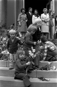 Koninginnedag, defile op Soestdijk, Bestanddeelnr 926-3770