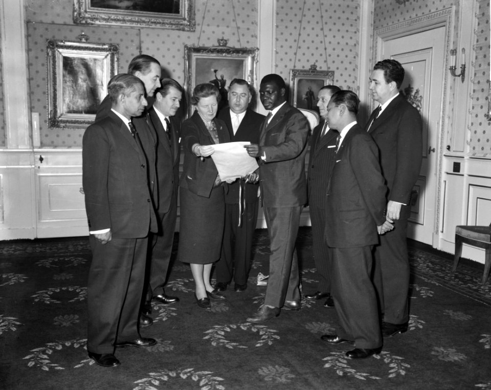 Koningin Juliana ontvangt World Veterans Federation Louis Accuss overhandigt oo, Bestanddeelnr 913-2486