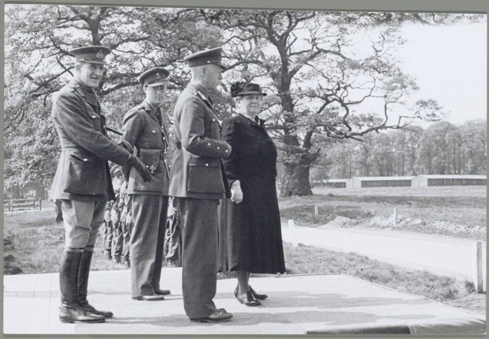 Koningin Wilhelmina inspecteert Nederlandse troepen, Bestanddeelnr 012-0123