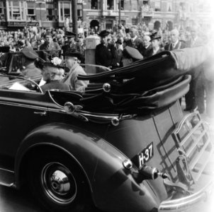 Koningin Wilhelmina tijdens rijtoer, Bestanddeelnr 900-4988