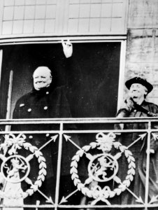 Koningin Wilhelmina met Winston Churchill op het balkon van paleis op de Dam op , Bestanddeelnr 012-0230