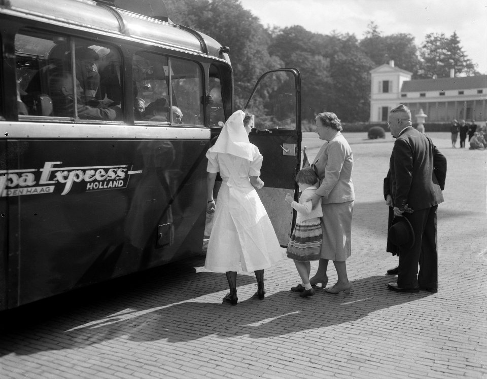 Koningin Juliana ontvangt ouden van dagen op paleis Soestdijk, Bestanddeelnr 906-7223