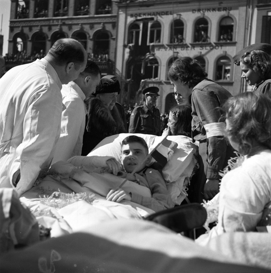 Koningin Wilhelmina in Venlo Een gewonde jongen in een bed, Bestanddeelnr 900-4167