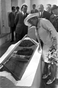 Koningin Juliana bezoekt Zeeland. In de Sint Baafskerk te Aardenburg bekeek koni, Bestanddeelnr 921-4486