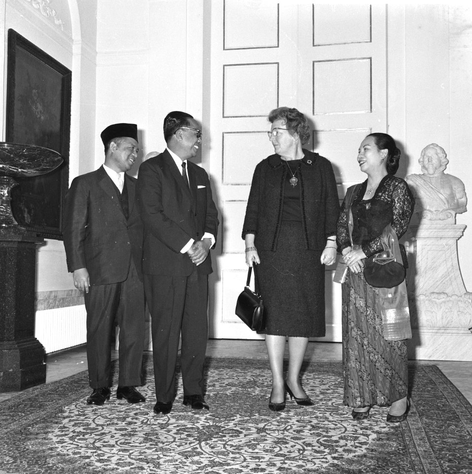Koningin Juliana op Paleis Soestdijk dr. Soebandrio ontvangen, Sharif dr. Soeban, Bestanddeelnr 916-2629