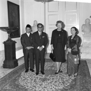 Koningin Juliana op Paleis Soestdijk dr. Soebandrio ontvangen, Sharif dr. Soeban, Bestanddeelnr 916-2628