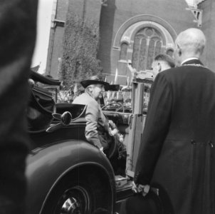 Koningin Wilhelmina wordt opgewacht door burgemeester De Monchy, Bestanddeelnr 900-4975